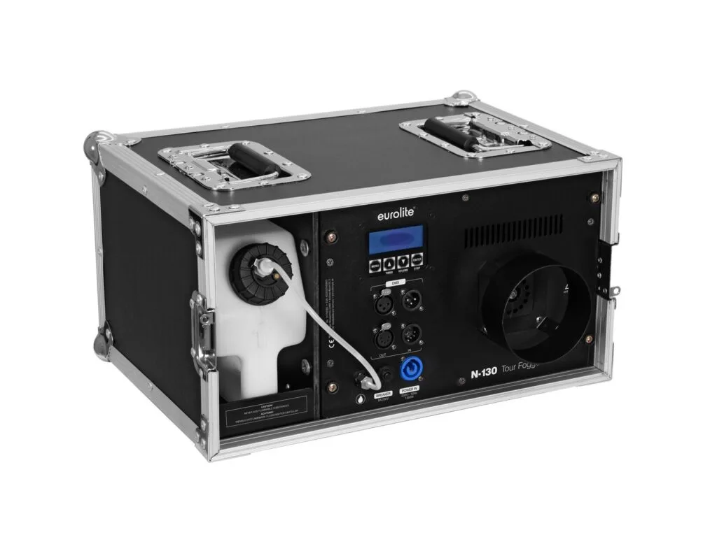 Eurolite Nebelmaschine im Transportcase, Frontansicht mit Bedienfeld und Tank sichtbar.